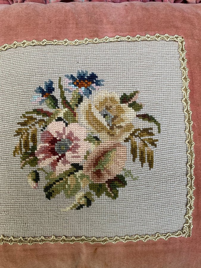 Romantisk, rokoko, petit point brodyr, vintage, Handbroderad kudde med blommor