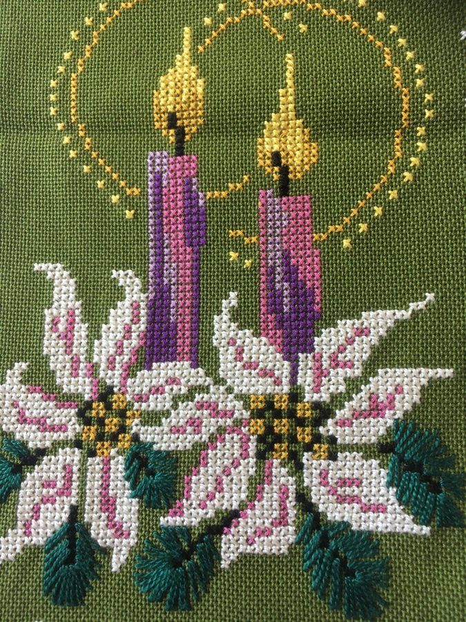 Grön broderad löpare med ljus och blommor 73x21cm