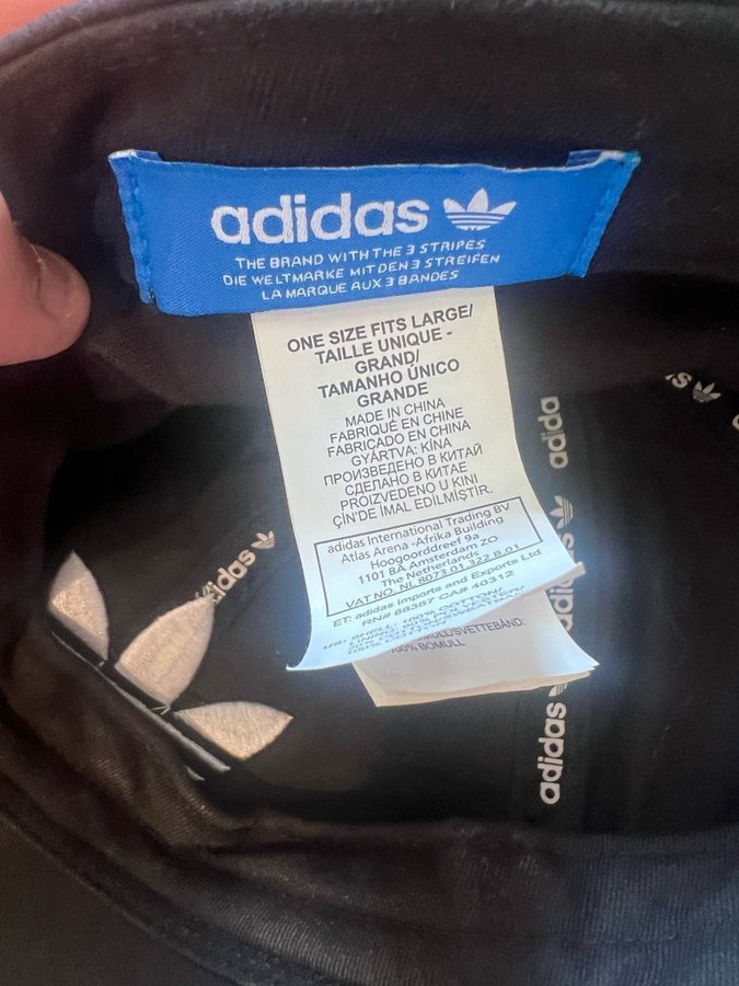 Adidas svart keps storlek ONE SIZE FITS LARGE/TAILLE UNIQUE/GRANDE/TAMANHO