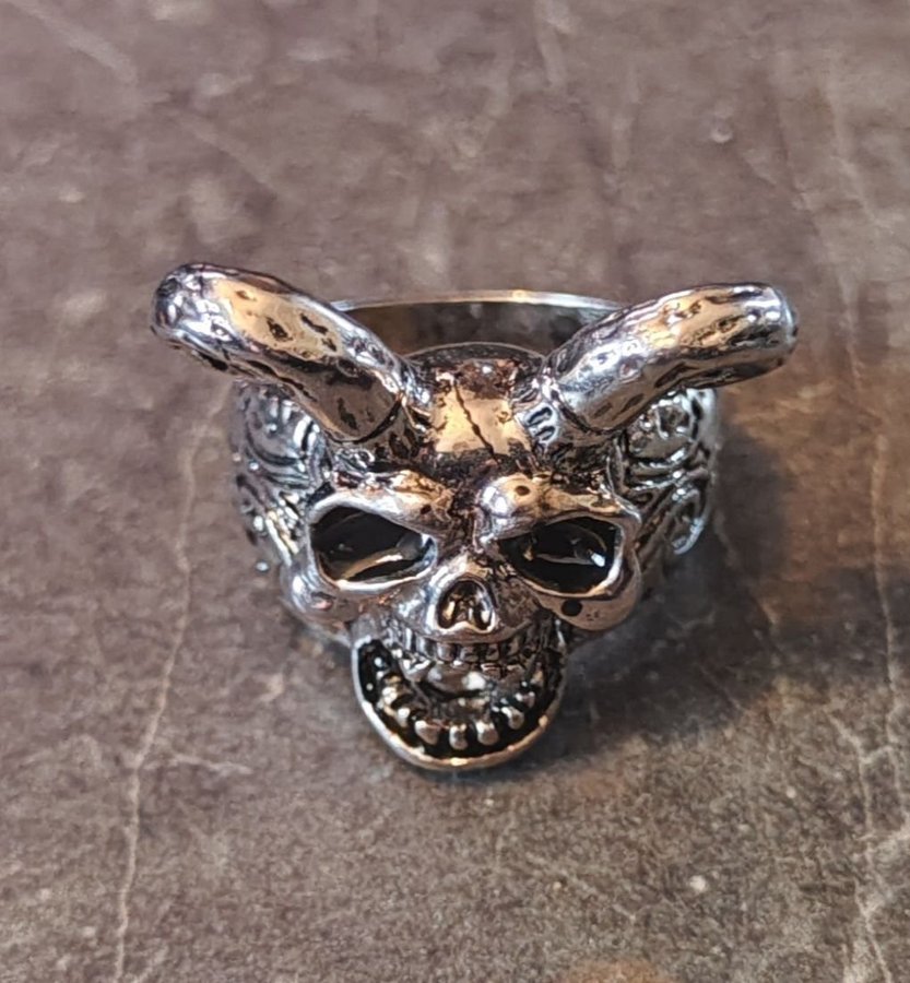 Ring med skalle, hårdrock, goth, metal, skull, demon, devil