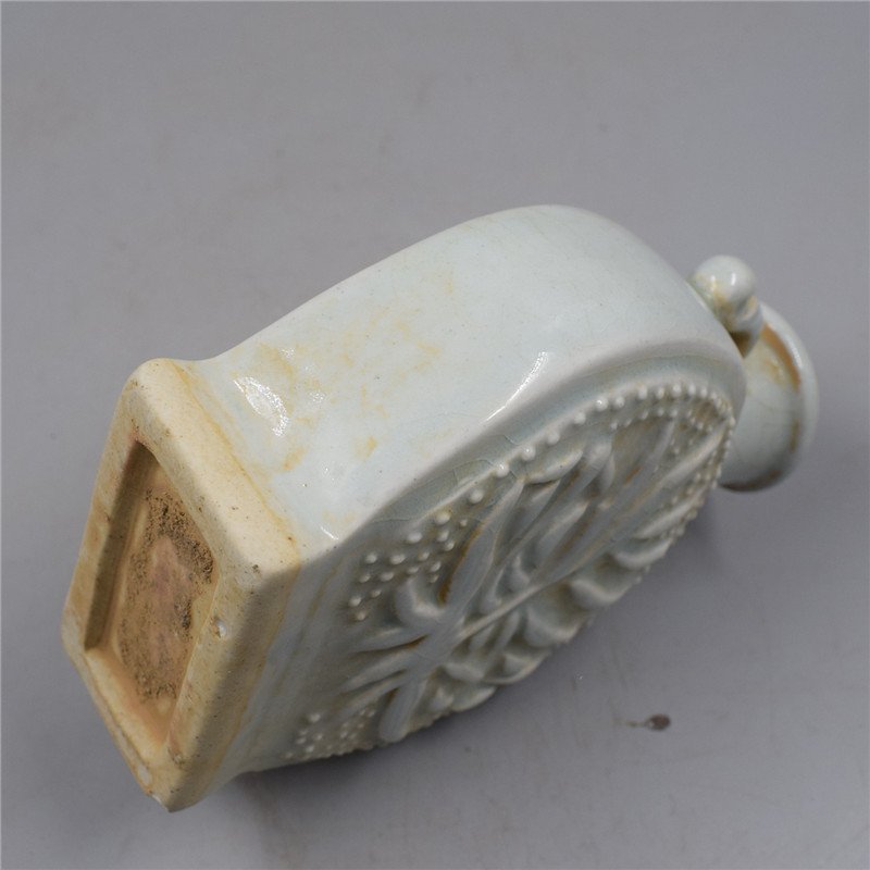 Song Dynasty white porcelain Ding kiln carved pattern