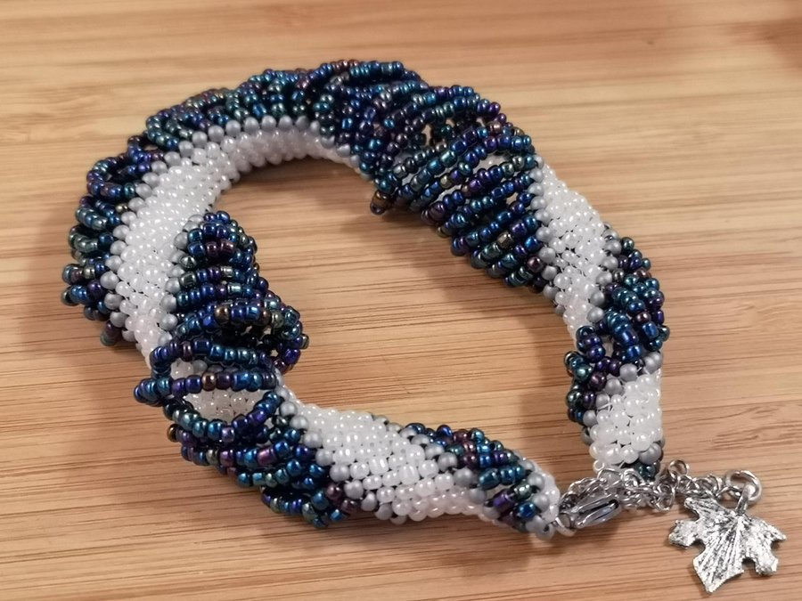 ett blå/vit "Dutch spiral" armband