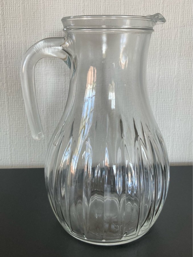 Vintage! Vacker bringare / kanna i glas ITALY