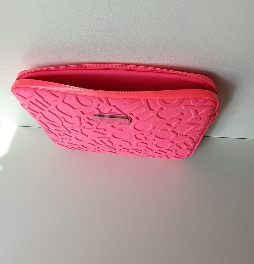 Marc by Marc Jacobs Fodral för surfplatta (Tablet Case)