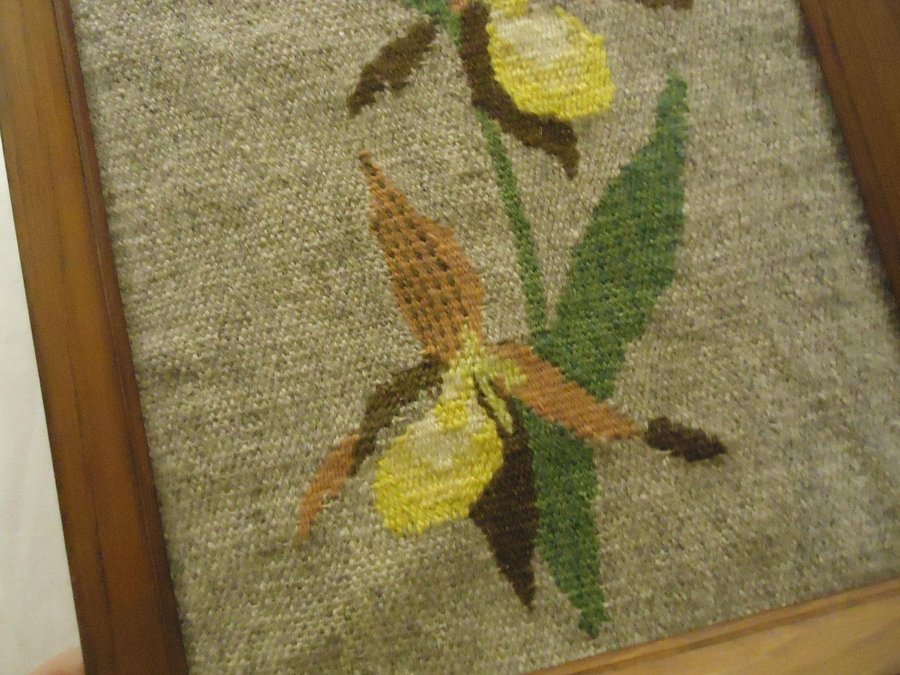 Vintage vävd textil tavla motiv blommor 28 x 22 cm monterad inuti trä ram