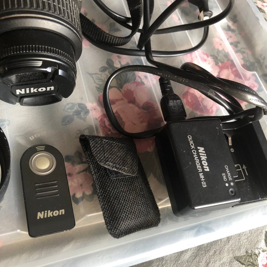 Nikon D3000 med objektiv, självutlösare, minneskort och sladdar