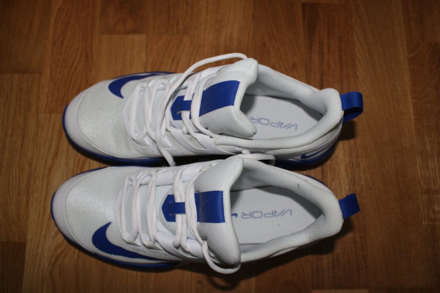 Nike Vapor Lite HC tennisskor i storlek 425  NY