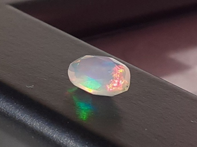 OPAL cabochon nr3 / facettslipad / 7x5 mm / Etiopisk opal