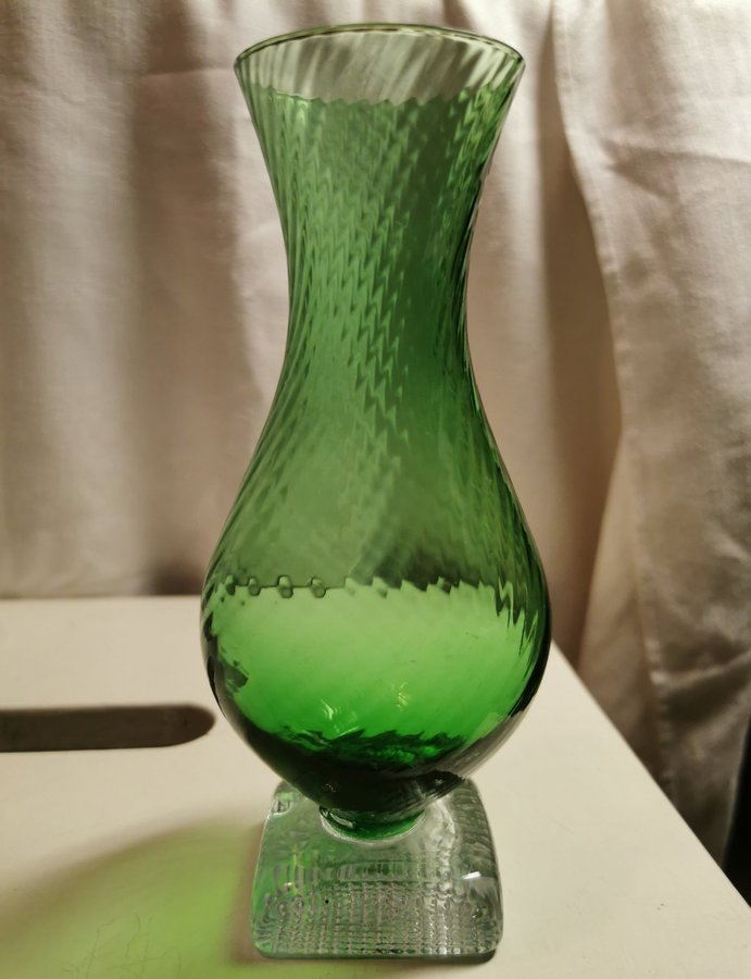 Vintage green glass~vase~60tal~70tal~retro