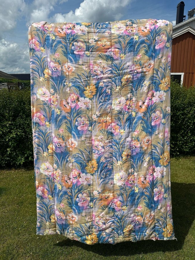 Vackert blommigt retro täcke i fina färger!