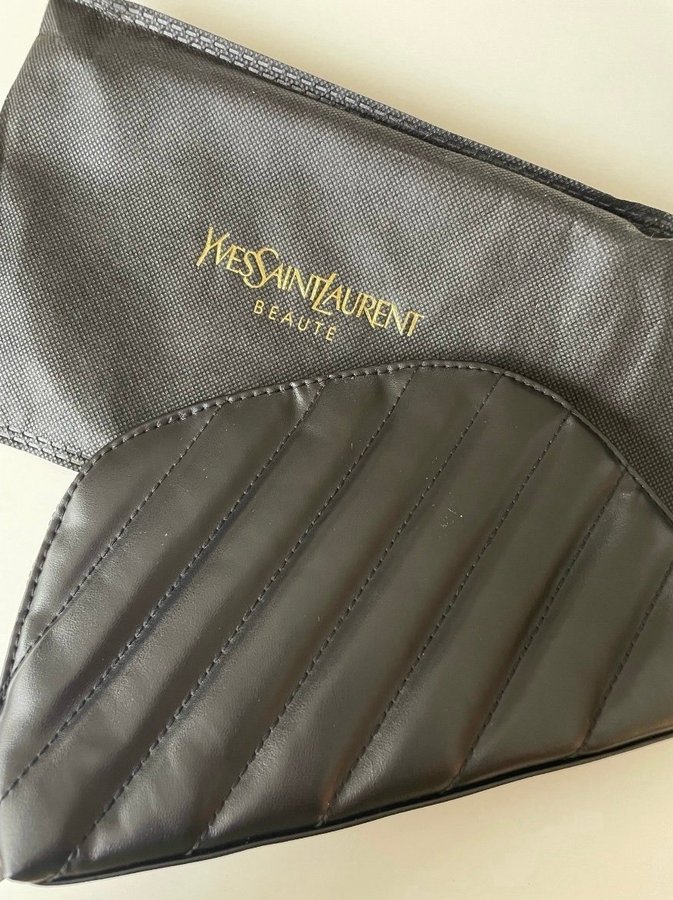 Ny Yves Saint Laurent Beauté Black pouch / sminkväska