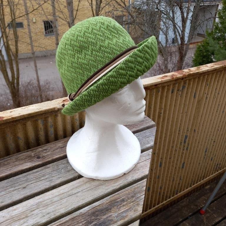 Vintage grön hatt med kartong 56cm