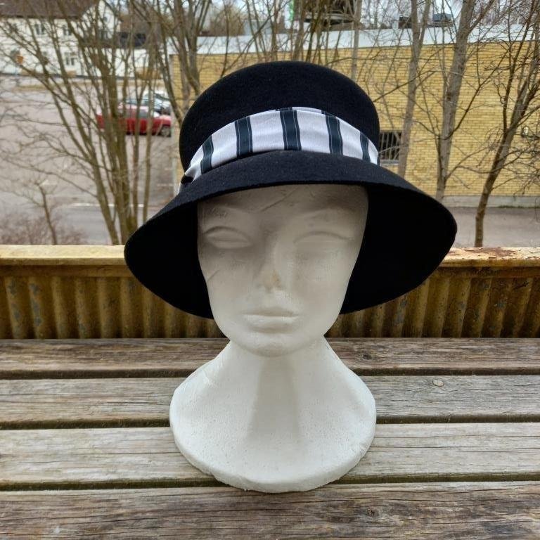 Vintage Made in Italy 100% ull svart hatt med randigt band