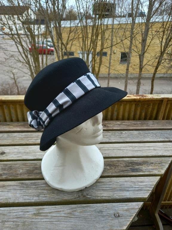 Vintage Made in Italy 100% ull svart hatt med randigt band