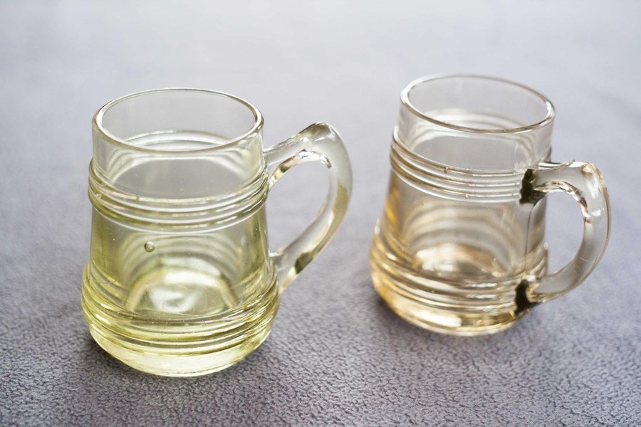 Två ölstop i glas Äldre/Handblåst/Munblåst/gröntonat/bruntonat/färg/Hantverk