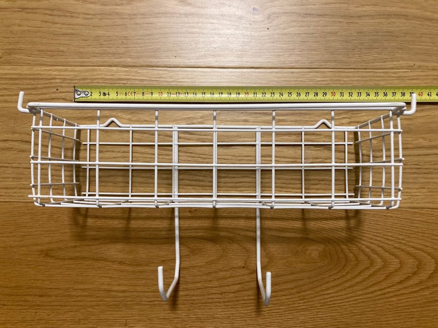 Äldre ståltrådkorg för badrum / förvaring med krokar