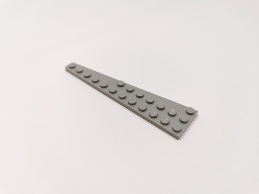 Lego - wedge - vinge - plate - höger - 12x3 - part 47398 - ljusgrå (bluish)