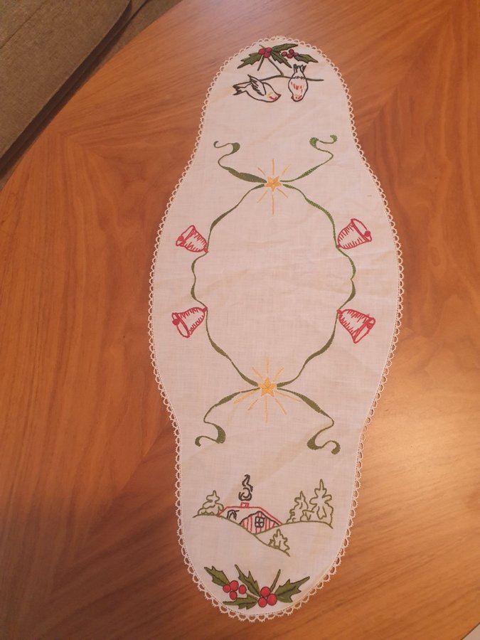 Julduk med broderi o med fin spetskant 27×63 cm