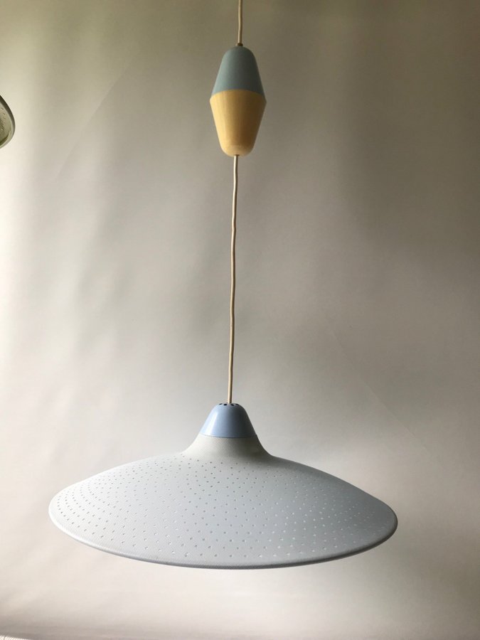 Hänglampa i blått och vitt Plastlampa 50- tal 60-tal