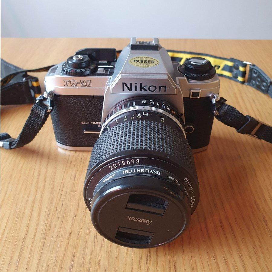 Nikon FG-20 kamera med objektiv