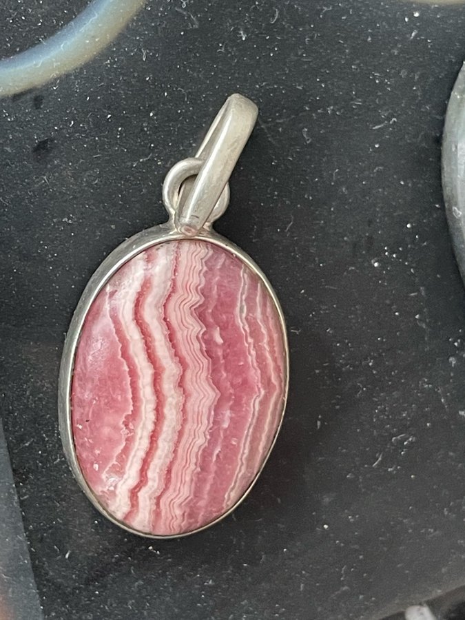 VACKERT UNIKT HANDGJORT HÄNGE / PENDANT NATURLIG RODOKROSIT STERLING SILVER 925