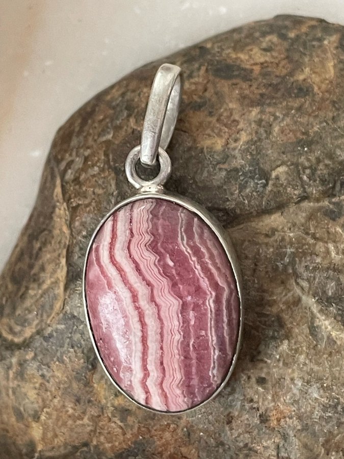 VACKERT UNIKT HANDGJORT HÄNGE / PENDANT NATURLIG RODOKROSIT STERLING SILVER 925