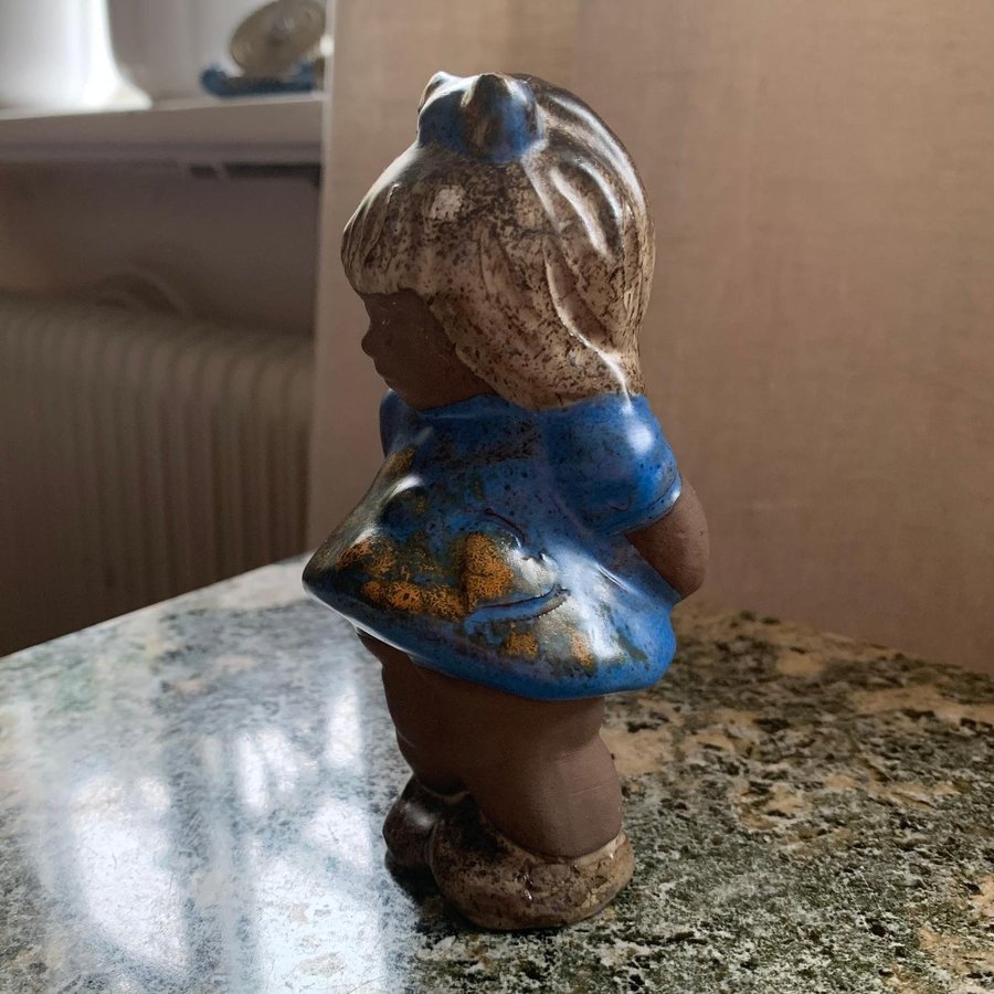 "Nina" barnfigurin i keramik Tilgmans keramik handmade