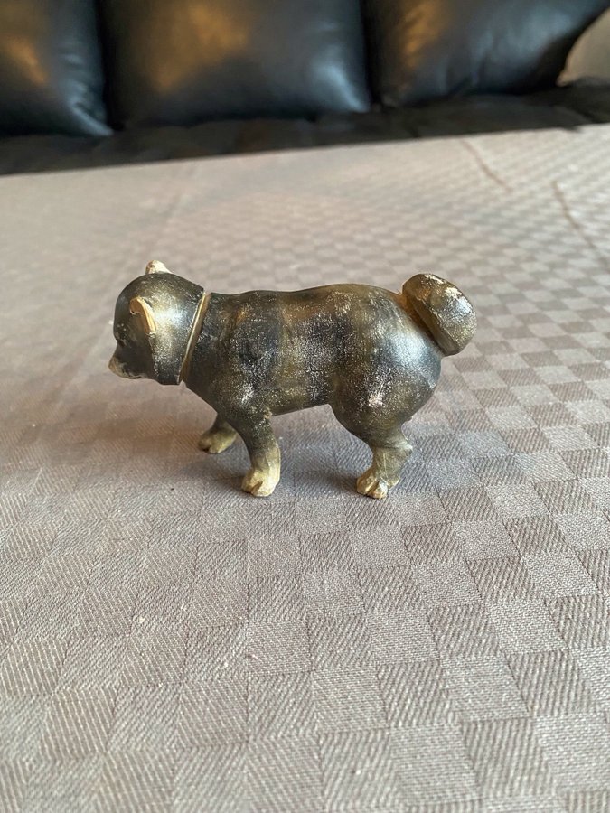 Träfigur av hund