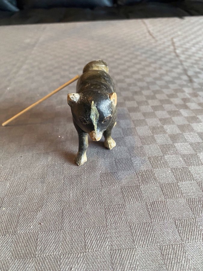 Träfigur av hund