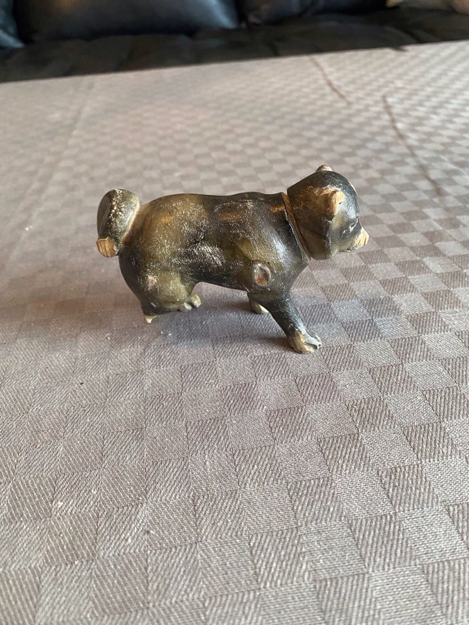 Träfigur av hund