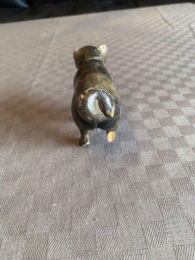 Träfigur av hund