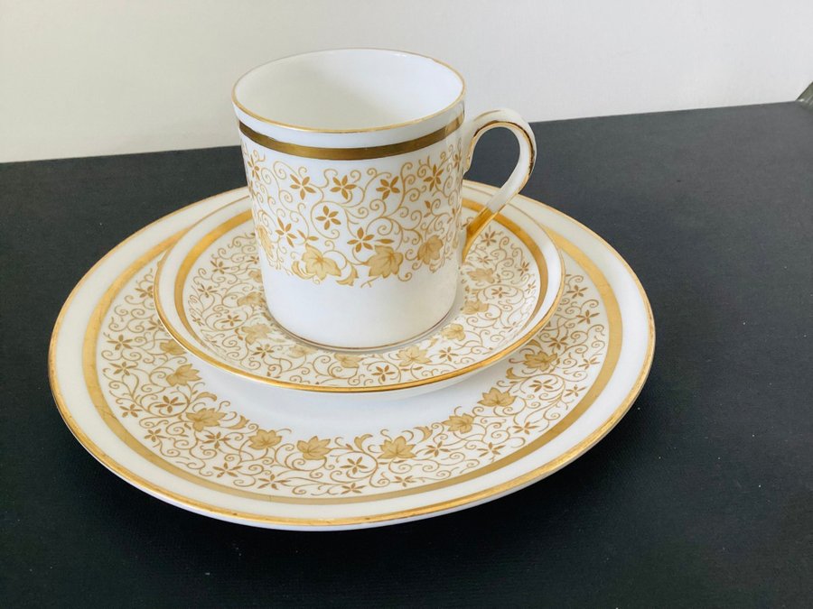 Ett sällsynt fynd vintage Royal Tuscan England Cream and gold Cup och 2 fat