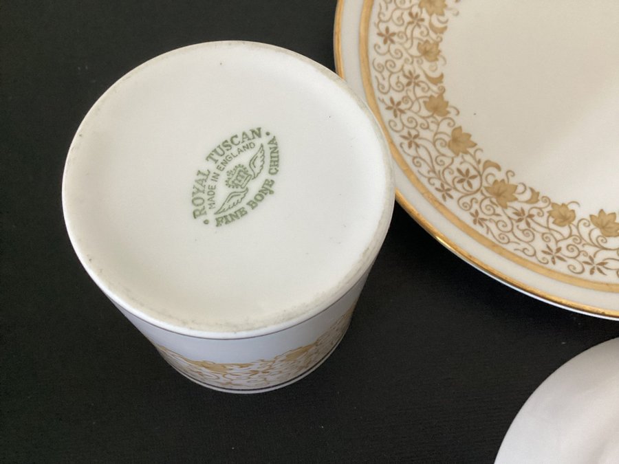 Ett sällsynt fynd vintage Royal Tuscan England Cream and gold Cup och 2 fat