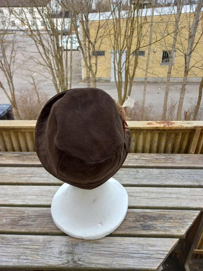 Vintage äkta mocka skinn hatt med fjäder