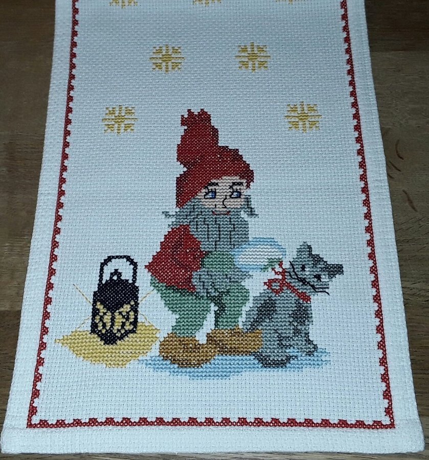 FIN handbroderad vit JUL LÖPARE, jullöpare.Söta tomtar o katter. 58 cm x 20,5 cm