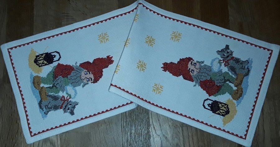 FIN handbroderad vit JUL LÖPARE, jullöpare.Söta tomtar o katter. 58 cm x 20,5 cm