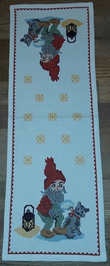 FIN handbroderad vit JUL LÖPARE, jullöpare.Söta tomtar o katter. 58 cm x 20,5 cm