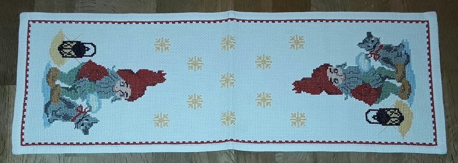 FIN handbroderad vit JUL LÖPARE, jullöpare.Söta tomtar o katter. 58 cm x 20,5 cm