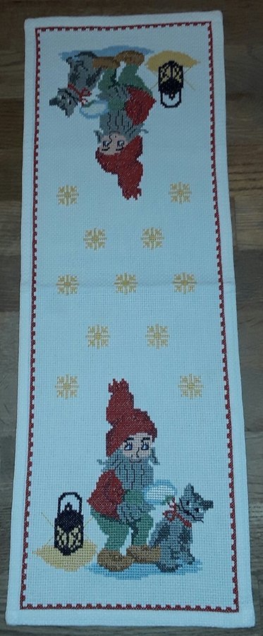 FIN handbroderad vit JUL LÖPARE, jullöpare.Söta tomtar o katter. 58 cm x 20,5 cm