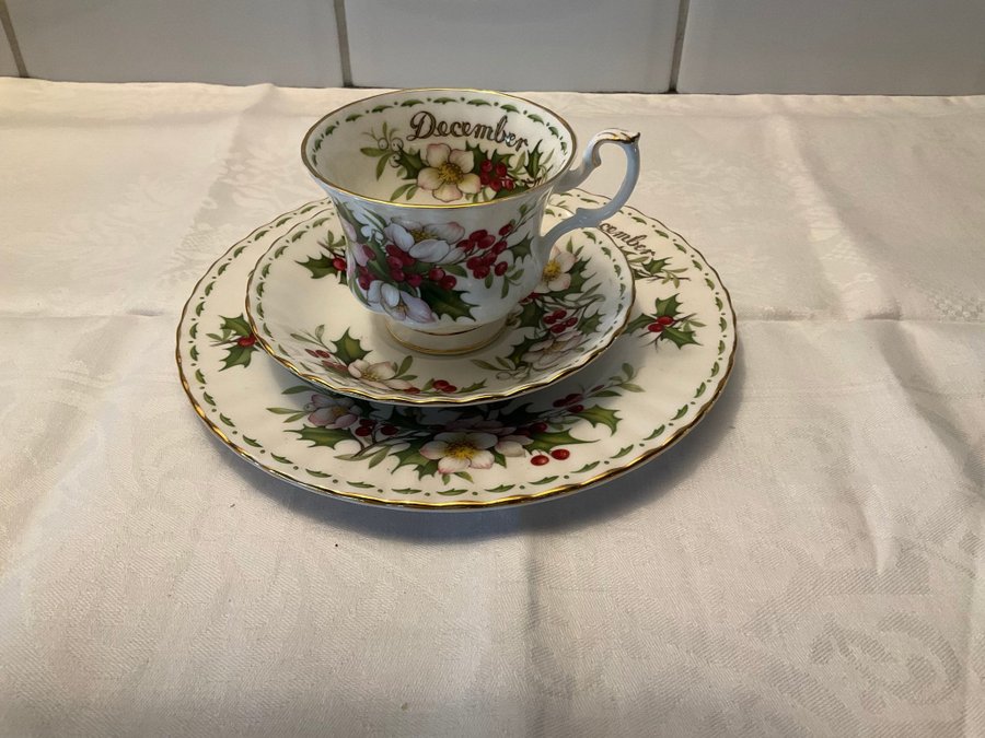 Royal Albert December Kopp  Fat Assiett