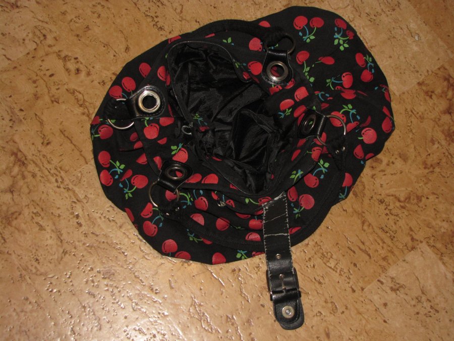 Tygväska röda körsbär 40x30x20 Rockabilly svart väska fickor dragkedja fin unik