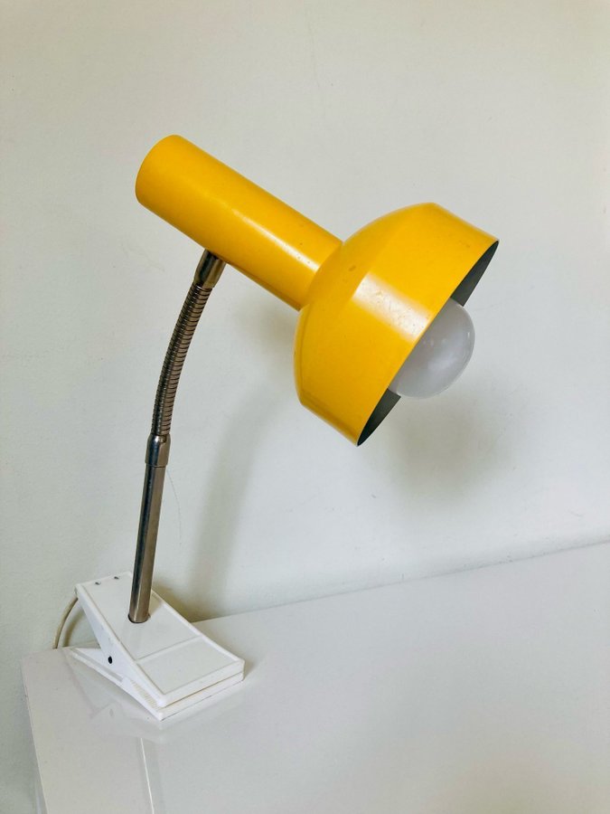 Fin design LAMPA i gullackad plåt 1960-tal vintage GUL