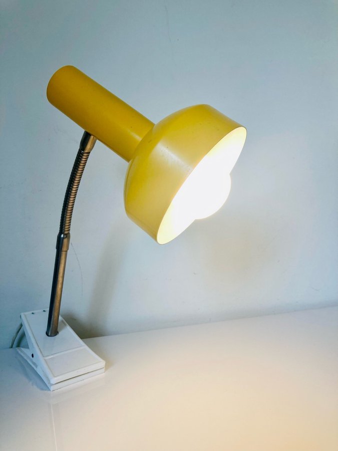 Fin design LAMPA i gullackad plåt 1960-tal vintage GUL