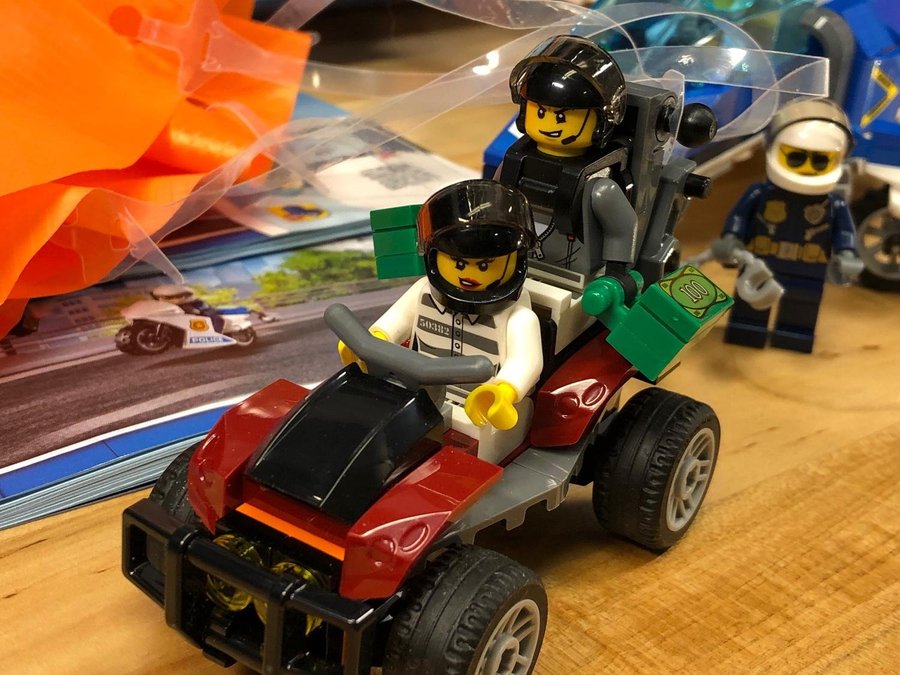 LEGO City 60208 BEG "Luftpolisens fallskärmsarrest" - komplett i nyskick!!