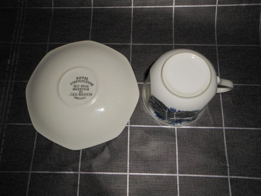 ***TVÅ ENGELSKA BLÅVITA KAFFEKOPPAR OLD PEKIN ROYAL STAFFORDSHIRE***