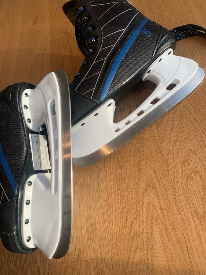 Revolution Pulse 5 Ishockey Skridskor Storlek 37 inkl skydd CCM