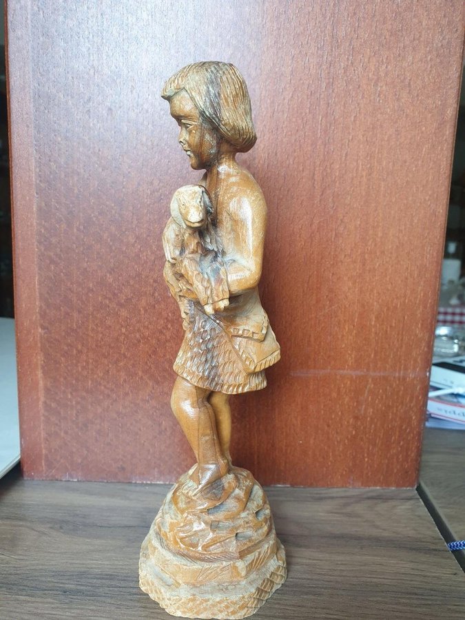 Skulptur figurin i trä Flicka med lamm Hemslöjd handarbete