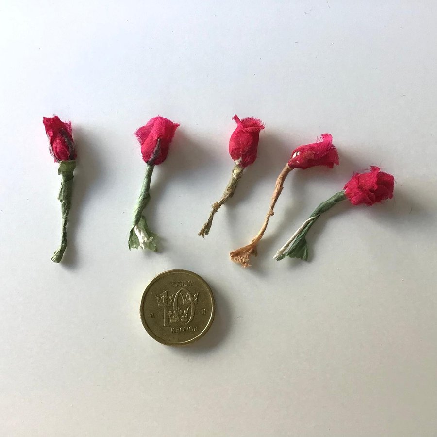 Vintage 5 små röda rosor i tyg Miniatyr Till dockkåp Tittskåp Tygblommor Blommor