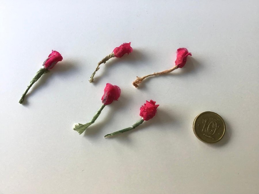 Vintage 5 små röda rosor i tyg Miniatyr Till dockkåp Tittskåp Tygblommor Blommor