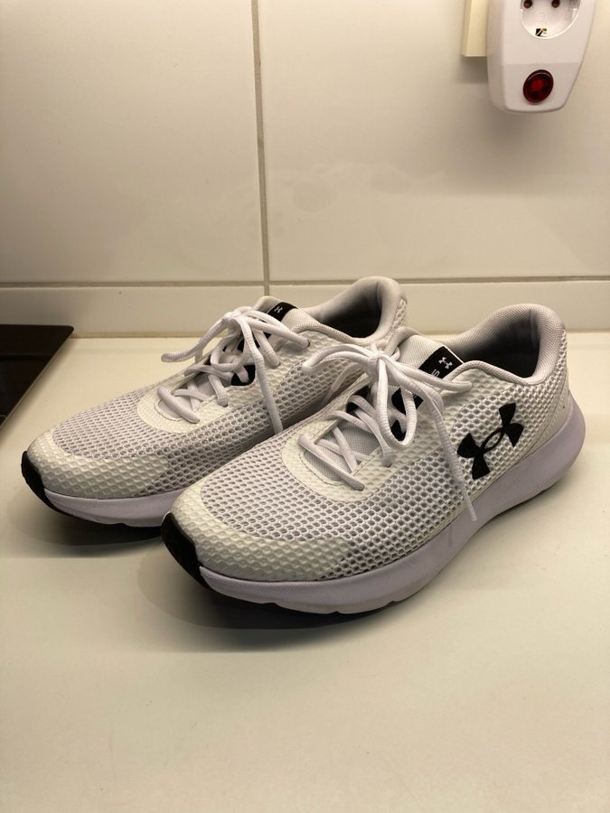 Under Armour Surge vita löparskor storlek 41